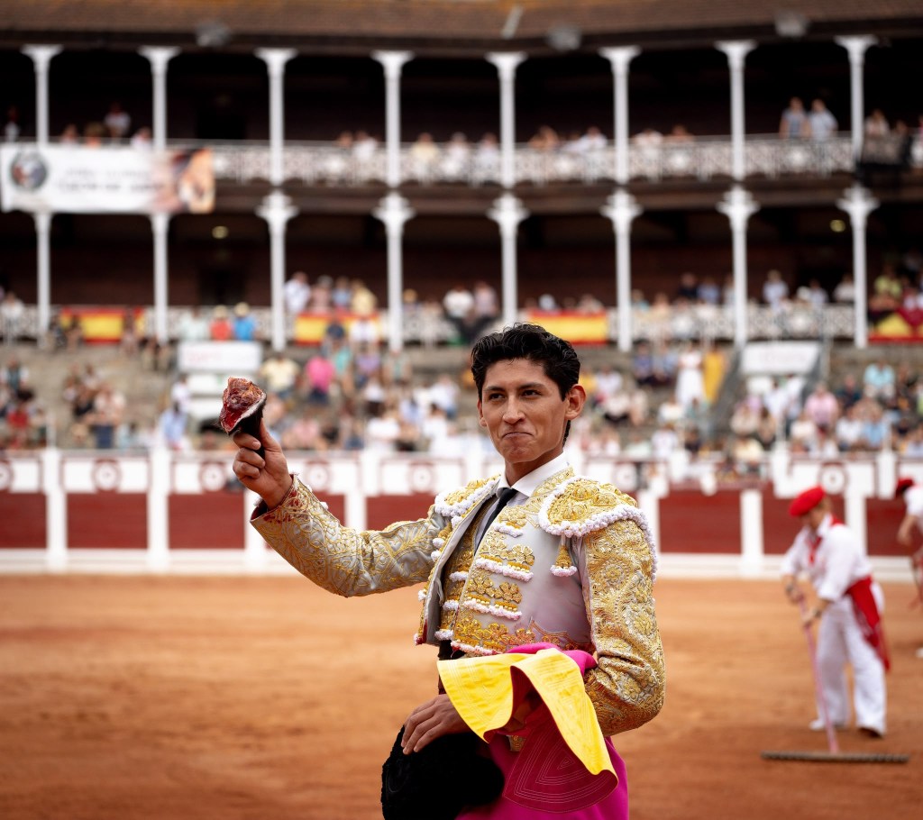 Emiliano Osornio muestra la oreja obtenida durante su actuación en la Feria de Begoña, en Gijón, España.