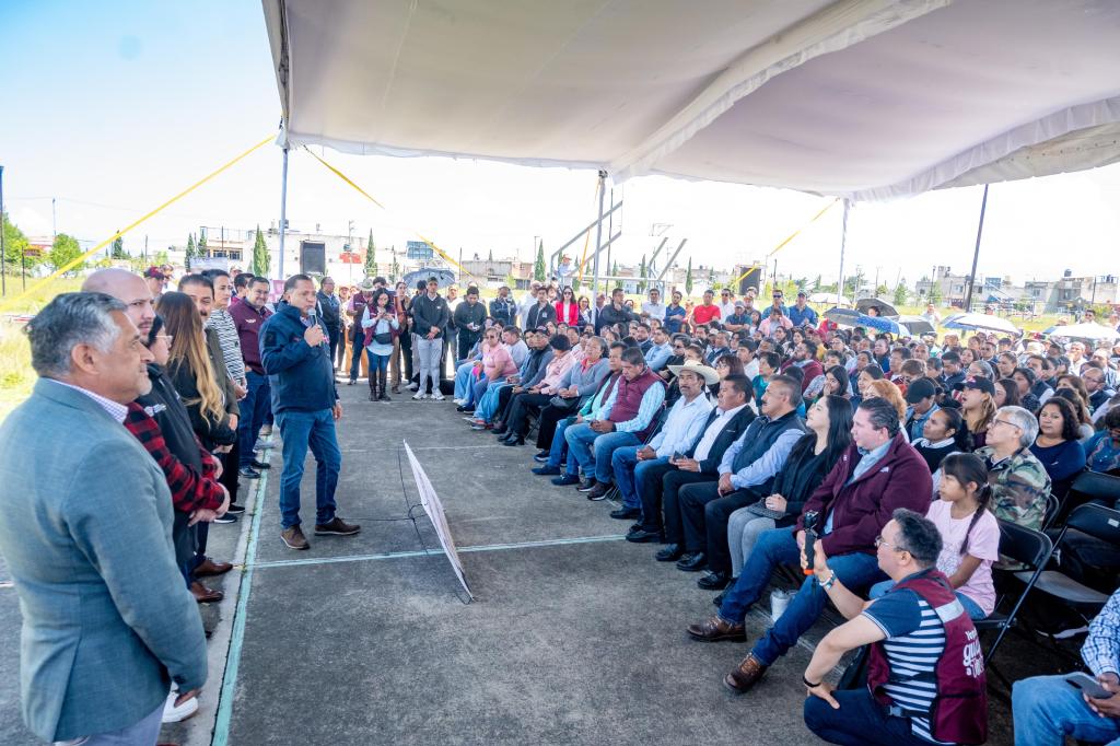 Asistentes al inicio de la construcción de la Preparatoria Bachillerato Nacional Margarita Maza en San Pablo Autopan, Toluca.
