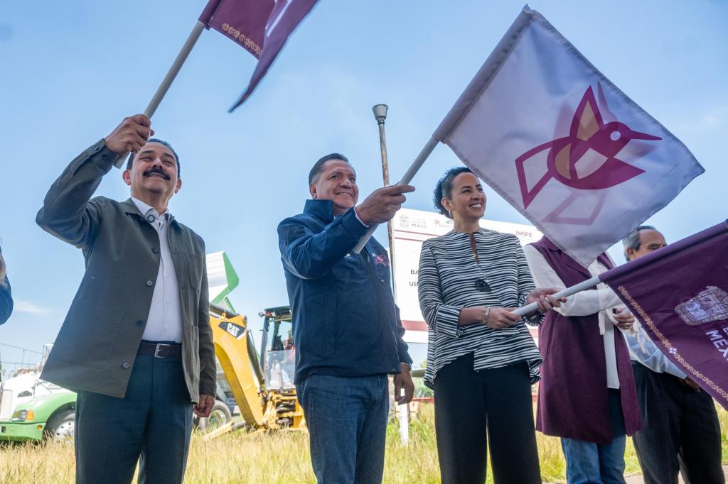 Ricardo Moreno durante el inicio de la construcción de la Preparatoria Bachillerato Nacional Margarita Maza en San Pablo Autopan, Toluca.