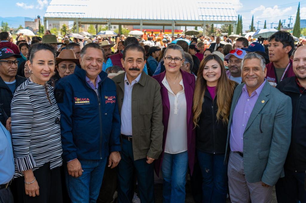 Autoridades y asistentes durante el inicio de la construcción de la Preparatoria Bachillerato Nacional Margarita Maza en San Pablo Autopan, Toluca.