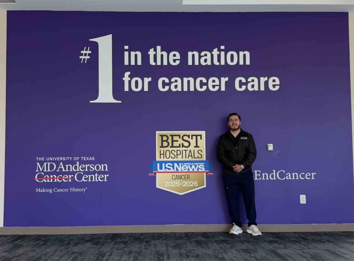 Médico egresado de la UAG destaca en investigación contra el cáncer en Houston