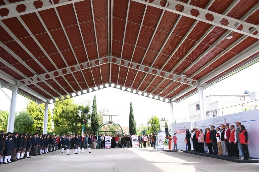La presidenta municipal de San Mateo Atenco, Ana Muñiz Neyra, durante la entrega de una nueva techumbre en la Escuela Preparatoria Oficial Número 51, destinada a mejorar los espacios deportivos y de convivencia estudiantil.